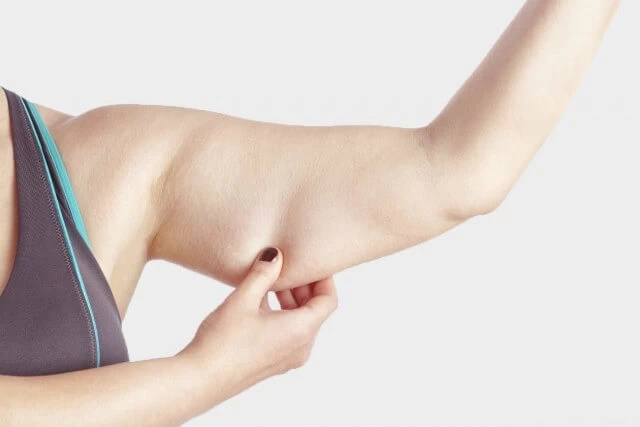 Phụ nữ có mỡ bắp tay không được đẹp