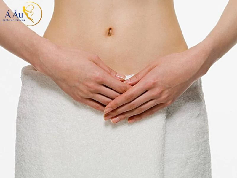 Vệ sinh sạch vùng bụng bằng nước muối sinh lý