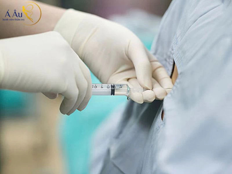 Tiến hành gây mê để quá trình hút mỡ diễn ra thoải mái hơn