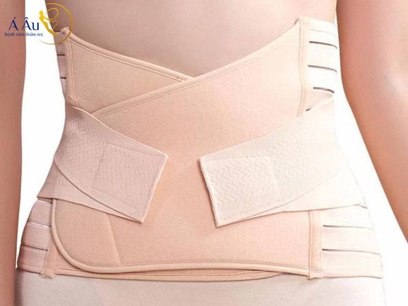 Mặc áo định hình vùng bụng sau khi hút mỡ giúp vòng 2 được thon gọn và phục hồi nhanh hơn